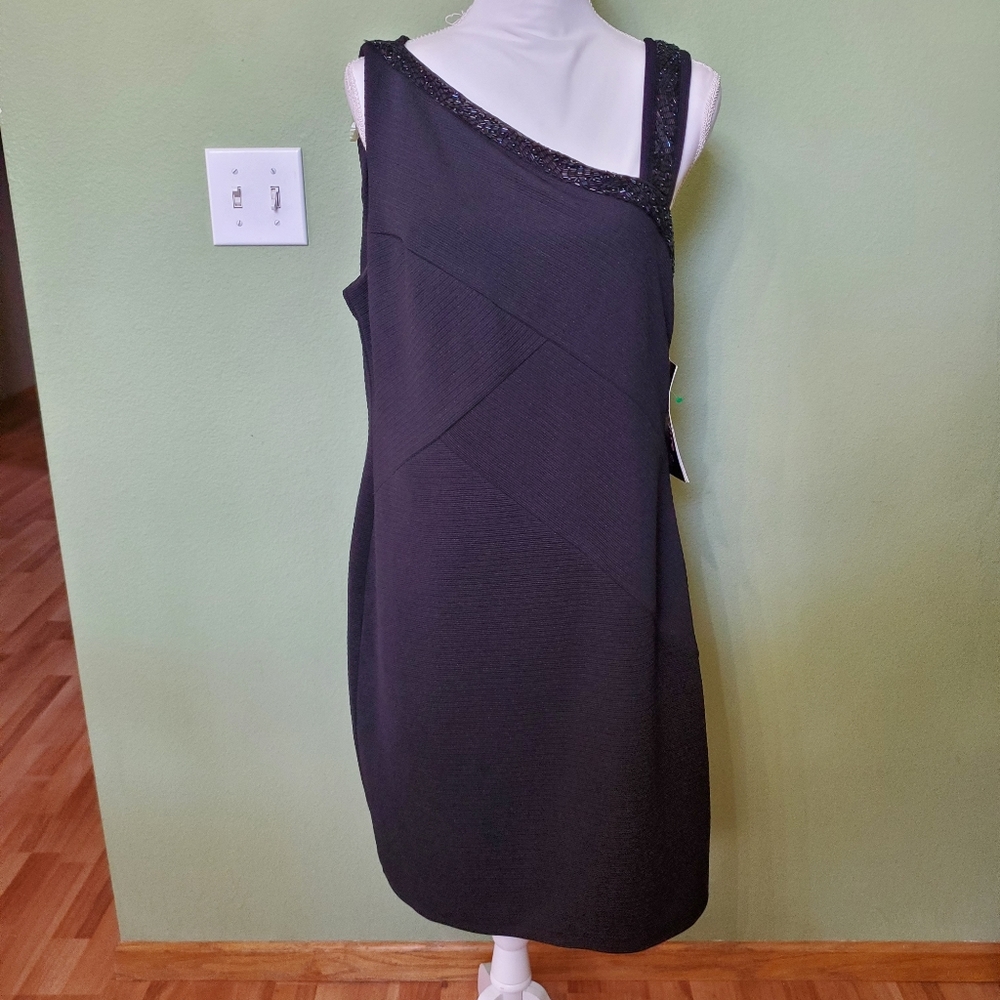 NWT Signature Robbie Bee size 14 cocktail dress.
